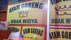 Ayam Goreng Mbak Widya di Jalan G. Bawakaraeng dekat Hotel saya nginap