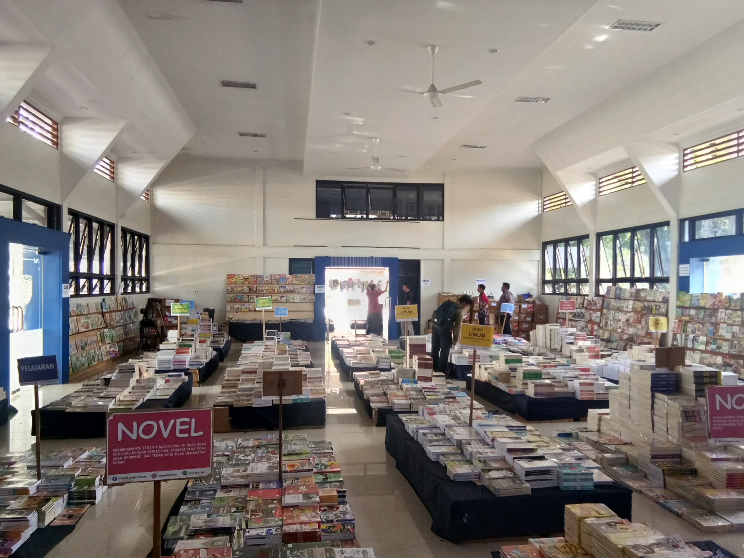 Suasana Bazar Buku di dalam Gedung Balai Rakyat